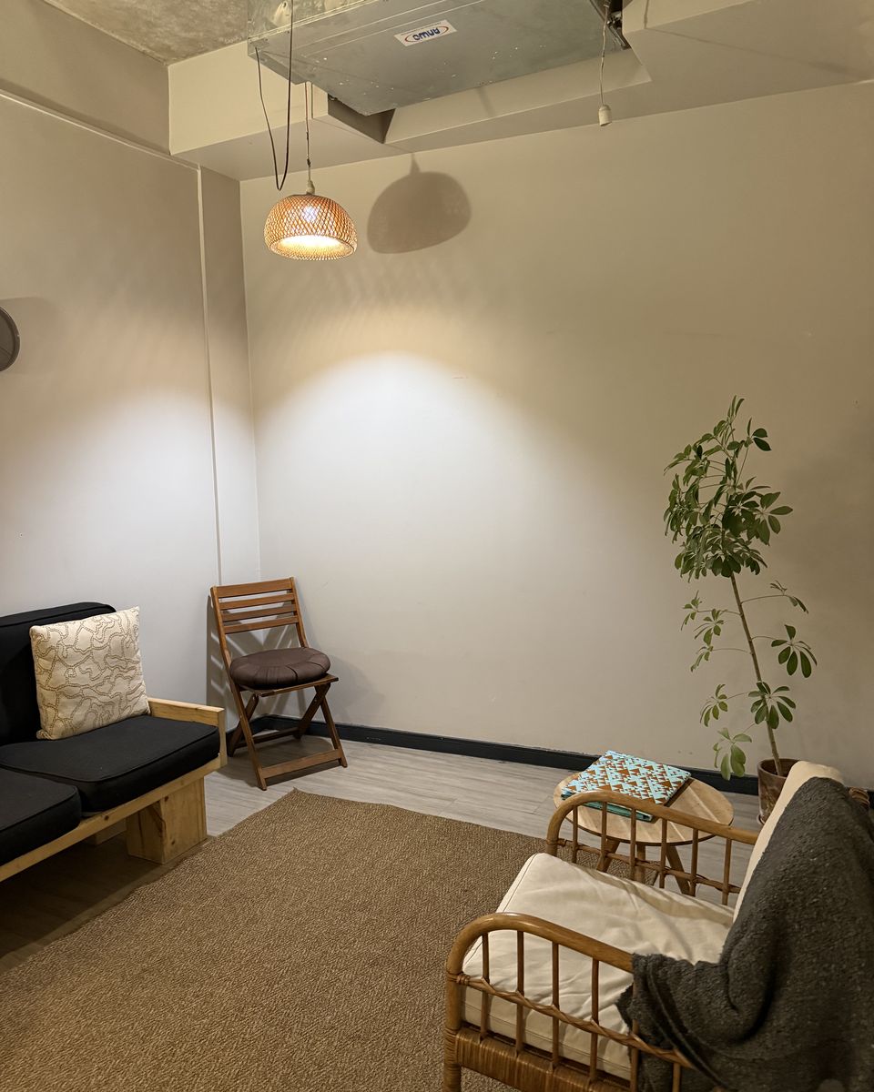 Consulta de atención presencial con sillones y luz cálida